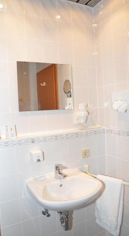 Central Inn Hotel Garni Eppelborn المظهر الخارجي الصورة